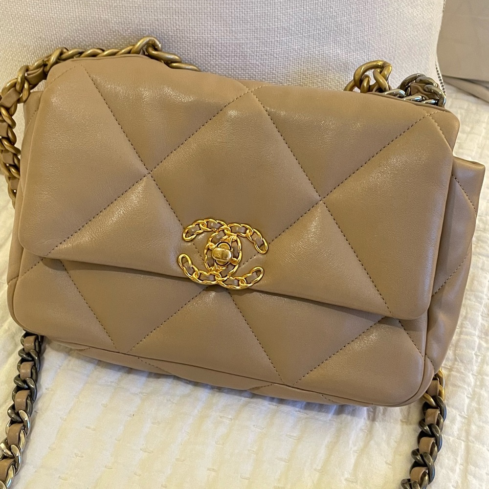 CHANEL 19 | Beige | Goatskin, Medium